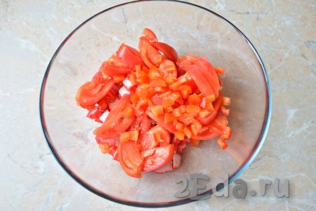 Удалите семена с плодоножкой из красного болгарского перца, а затем промойте, нарежьте на мелкие кубики и тоже добавьте в чашу.