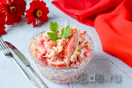 Салат "Красное море" с помидорами, крабовыми палочками и сыром