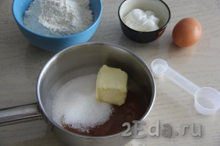В сотейнике (или кастрюле) соединить мёд, сахар и масло.