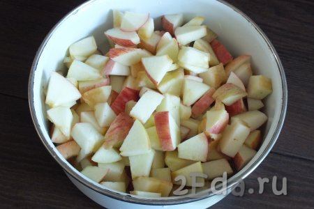 Яблоки вымойте, удалите из них семенные коробочки и нарежьте на кусочки с размером стороны в пределах 2 см (очень мелко нарезать яблоки не нужно).