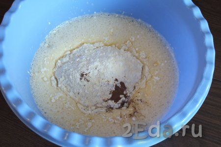 В яйца, взбитые с мёдом, добавьте муку, разрыхлитель и корицу, перемешайте на низких оборотах миксера.