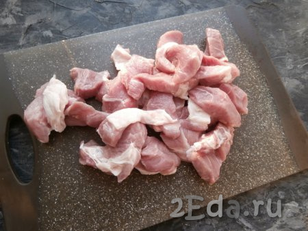 Мякоть свинины нарезать средними брусочками.