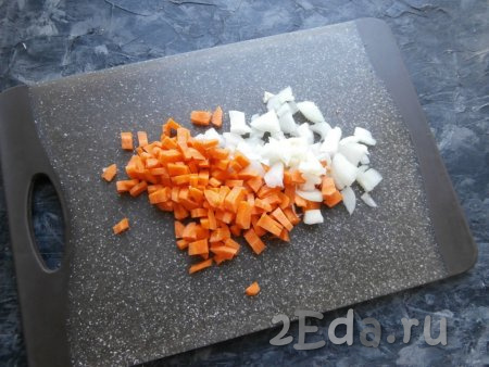 Лук и морковку очистить и нарезать на некрупные кубики.