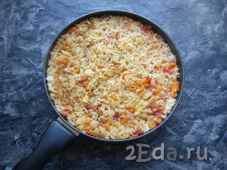 Накрыть сковороду крышкой и готовить рис с баклажанами и помидорами на самом медленном огне около 25 минут. За это время рис должен впитать всю жидкость.