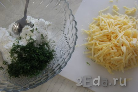 Для приготовления начинки для тортилья соединить творог, мелко нарезанную зелень, натёртый сыр и соль.