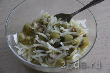 Перемешать салат из маринованного лука и баклажанов, поставить в холодильник минимум на 3 часа.