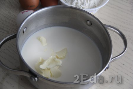 В кастрюлю влить молоко, добавить сливочное масло, нарезанное на кусочки, всыпать сахар, ванильный сахар и соль.