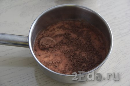 Прежде всего приготовим шоколадный заварной крем, для этого в сотейник нужно влить молоко, добавить сахар, крахмал, какао. 