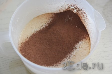 Перемешать лопаткой до однородности и всыпать просеянное какао.