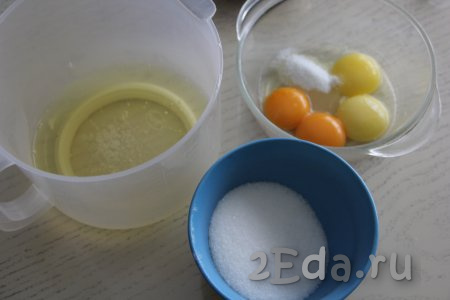 Теперь займёмся приготовлением бисквитного коржа, для этого прежде всего нужно в разные ёмкости аккуратно разделить яйца на белки и желтки. В ёмкость с желтками всыпать 35 грамм сахара. В белки добавить соль.