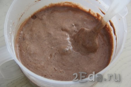 Перемешать шоколадное бисквитное тесто лопаткой, оно получится не густым, однородным и воздушным.