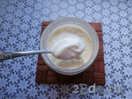 Готовый мацони будет похож на йогурт, его нужно поместить в холодильник на 5-6 часов. Охлаждённый мацони станет достаточно густым.