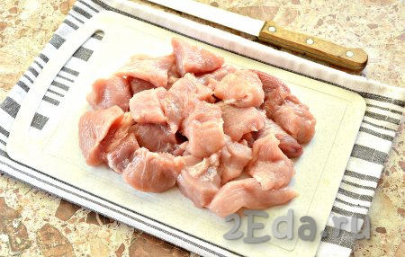 Размороженную мякоть свинины нарезаем на кусочки с размером стороны 2,5-3 см.
