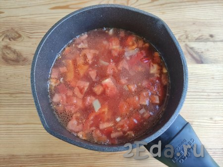 После этого развести содержимое кастрюли кипятком до желаемой густоты, дать закипеть. Продолжать варить томатный суп с фасолью и курицей  на небольшом огне 10 минут.