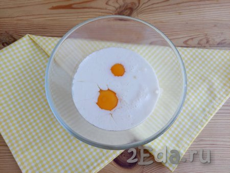 Кефир влить в достаточно глубокую миску, добавить сырые яйца, всыпать соль по вкусу, перемешать венчиком до однородности.