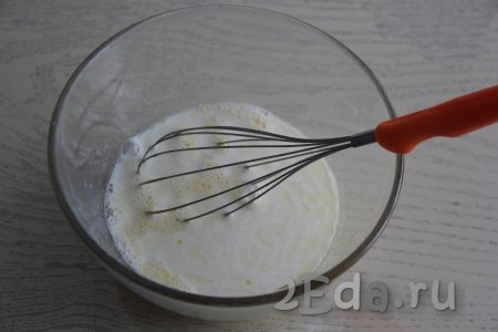 Перемешать смесь яиц, сахара и соли венчиком, а после этого влить молоко, перемешать.