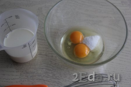 Соединить в глубокой миске яйца, соль и сахар.