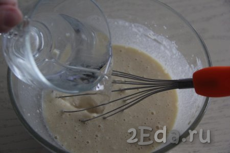 Тщательно перемешать тесто венчиком, чтобы не было комочков (до однородности). Затем тонкой струйкой влить крутой кипяток, интенсивно перемешивая блинное тесто венчиком.