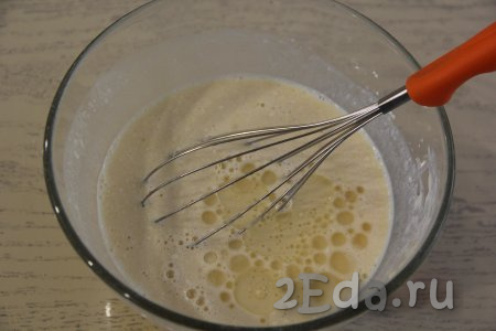 1,5 столовые ложки растительного масла влить в тесто и хорошо перемешать. Блинное тесто получится жидким, отставьте его в сторону на 15 минут.