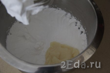 Во взбитые сливки небольшими порциями добавить остывший заварной крем, продолжая взбивать миксером.