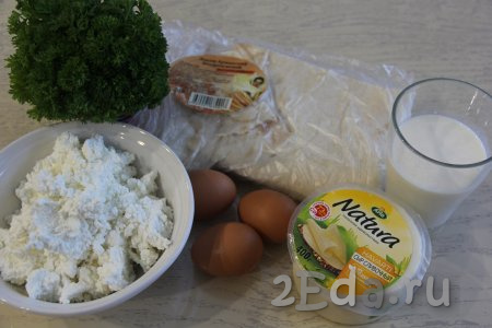 Подготовить продукты для приготовления ачмы из рваного лаваша с творогом и сыром.