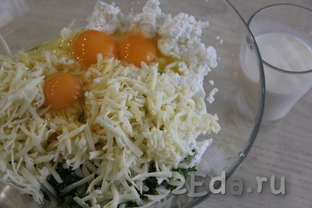 Добавить яйца и молоко, перемешать получившуюся массу ложкой, подсолить по вкусу. 