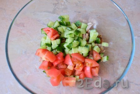 Огурец и помидор нарежьте небольшими кубиками и добавьте в миску с копчёной курицей.