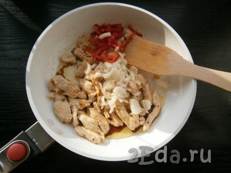 Обжарить филе на среднем огне, помешивая, до изменения цвета, затем добавить к нему лук и болгарский перец, влить соевый соус.