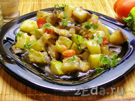 Сочное, ароматное рагу из кабачков и баклажанов перекладываем со сковороды на блюдо, украшаем свежей зеленью и подаём наивкуснейшее овощное блюдо к столу.