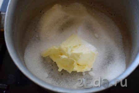 Далее сварим сироп, для этого в небольшую кастрюльку кладём сливочное масло и насыпаем сахар.