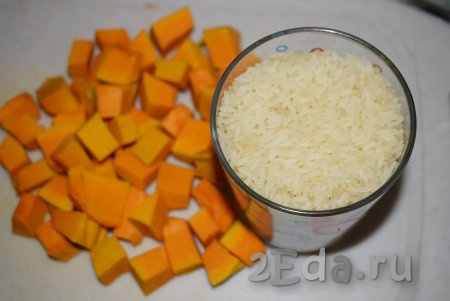Далее отмеряем рис (тем же стаканом, которым вы отмеряете рис, нужно будет отмерять в дальнейшем воду и молоко). 