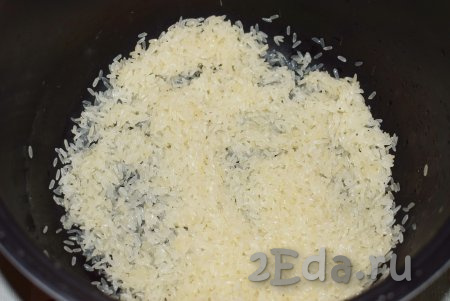 Промытый рис выкладываем в чашу мультиварки.
