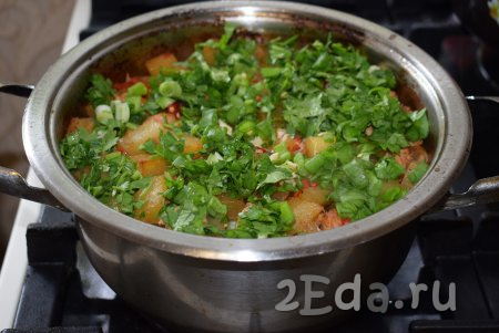 Готовое жаркое из индейки с картошкой достаём из духовки, посыпаем нарезанной зеленью, острым перцем, чесноком и перемешиваем.