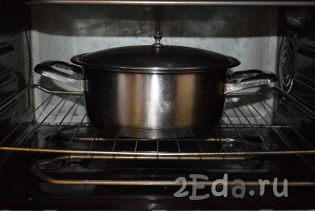 Накрываем кастрюлю крышкой и отправляем в разогретую духовку. Запекаем наше жаркое с индейкой и картошкой при температуре 190 градусов, примерно, 45 минут.