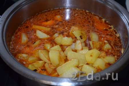 Обжаренный картофель перекладываем в кастрюлю к индейке с овощами. Пробуем подливку, если нужно, подсаливаем её по вкусу.