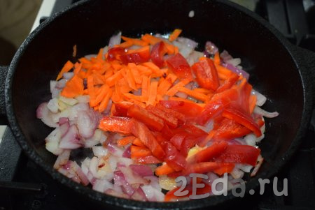 Морковь и болгарский перец нарезаем соломкой и отправляем к подрумянившемуся луку.