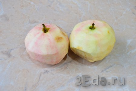 Яблоки выбирайте кисло-сладкие, очистите их от кожуры, удалите сердцевину и нарежьте на мелкие кубики.