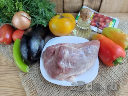 Подготовить продукты для приготовления свинины с баклажанами и помидорами на сковороде.