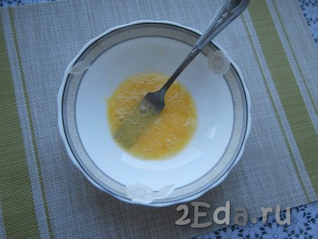 Для замешивания теста для галушек нужно в достаточно глубокую тарелку разбить яйцо, всыпать соль и тщательно перемешать вилкой до однородности.