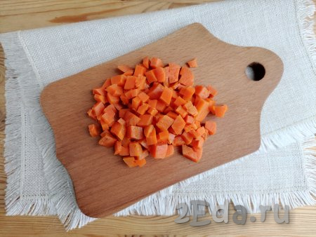 Отварить овощи для винегрета. Свеклу среднего размера варим с кожурой до мягкости (примерно, 40-50 минут). Картофель и морковь можно отварить вместе, на это потребуется, приблизительно, 25-30 минут (готовые картошка и морковка должны легко прокалываться ножом, но при этом держать форму). Отваренные овощи остудить. Остывшую морковь очистить от кожуры и нарезать на кубики с размером стороны, примерно, 0,7-1 см.