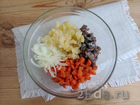 Подготовленные морковь, картошку, лук и кильку выложить в миску и перемешать.