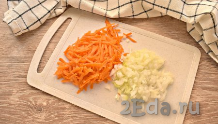 Гречневую крупу тщательно промываем. Очищаем морковку и лук. Морковь крупно натираем, а лук нарезаем небольшими кусочками. 