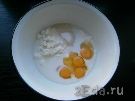 К молоку и творогу добавить сырые яйца комнатной температуры, всыпать соль и оставшийся сахар.