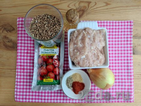 Подготовить продукты для приготовления гречки с фаршем и томатной пастой на сковороде.