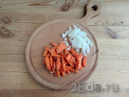 Очистить морковь, нарезать её брусочками. Очищенную луковицу нарезать тонкими полукольцами.