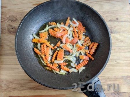 Обжарить лук с морковью на сковороде, хорошо разогретой с растительным маслом, на среднем огне до прозрачности лука (примерно, 4-5 минут). Чтобы овощи не подгорели, не забывайте их периодически помешивать.