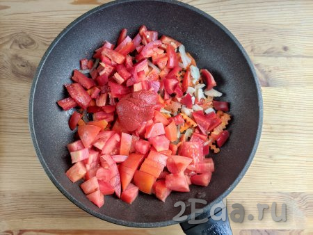 Болгарский перец очистить от семян. Помидор, по желанию, можно очистить от кожуры. Зубчик чеснока тоже очистить. Помидор, болгарский перец и чеснок мелко нарезать и вместе с томатной пастой выложить на сковороду с обжаренными морковкой и луком, перемешать, тушить овощи в течение 3 минут под крышкой на минимальном огне, посолить их по вкусу, добавить паприку и поперчить.
