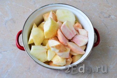 Удалите из яблок сердцевину и нарежьте на кусочки. Нарезанные яблоки сразу выложите в кастрюлю, в которой будете варить повидло.
