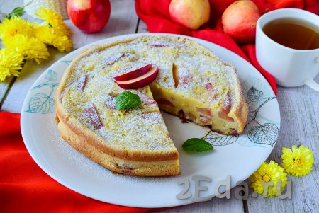 В меру влажный, ароматный яблочный пирог, приготовленный из теста, замешанного на сметане, порадует вас своим вкусом, а мультиварка максимально упростит процесс выпечки.