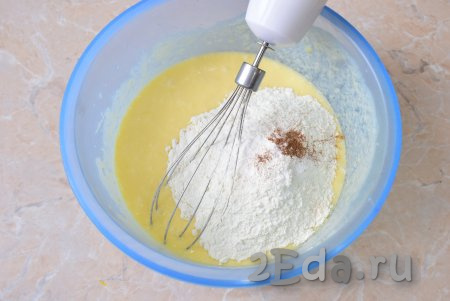 В получившуюся яично-сметанную смесь просейте муку с содой и добавьте молотую корицу, ещё раз перемешайте венчиком (или миксером).